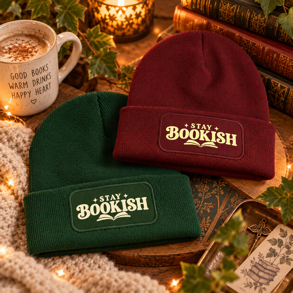 Stay Bookish Mützen in Bordeaux und Bottle Green mit Buchmotiv