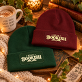 Stay Bookish Mützen in Bordeaux und Bottle Green mit Buchmotiv