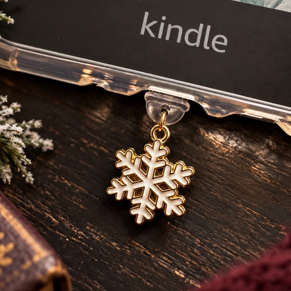 Kindle Schneefocken-Charm | Winterdeko fürs Kindle: USB-C Dust Plug mit Emaille-Schneeflocke
