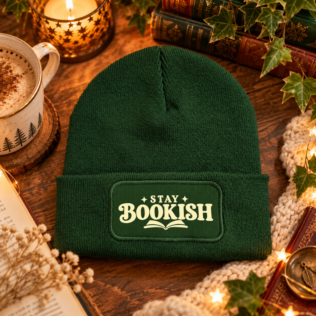 Grüne Stay Bookish Wintermütze mit cremeweißem Buchmotiv