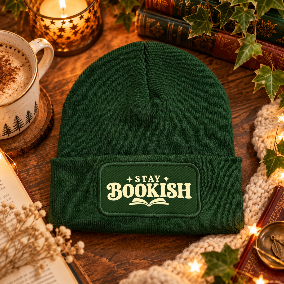 Grüne Stay Bookish Wintermütze mit cremeweißem Buchmotiv