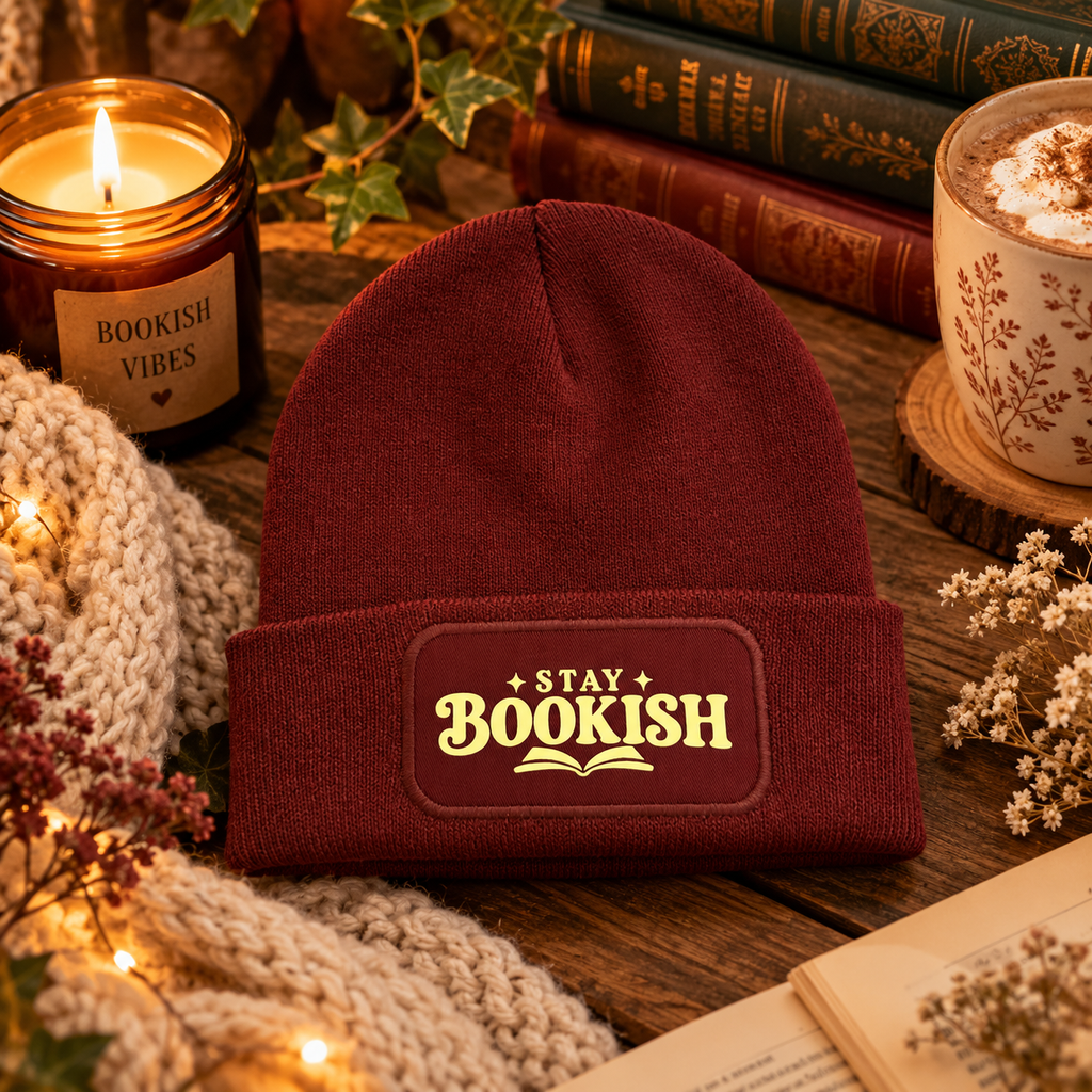 Bordeauxrote Stay Bookish Beanie mit buttergelbem Schriftzug