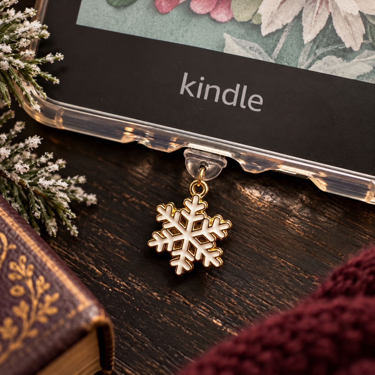 Kindle Schneefocken-Charm | Winterdeko fürs Kindle: USB-C Dust Plug mit Emaille-Schneeflocke