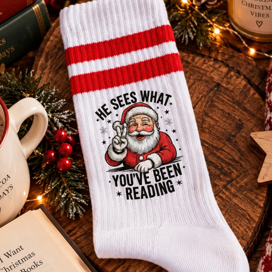 Bookish Weihnachtssocken mit Santa Motiv He Sees What You’ve Been Reading für Leseratten