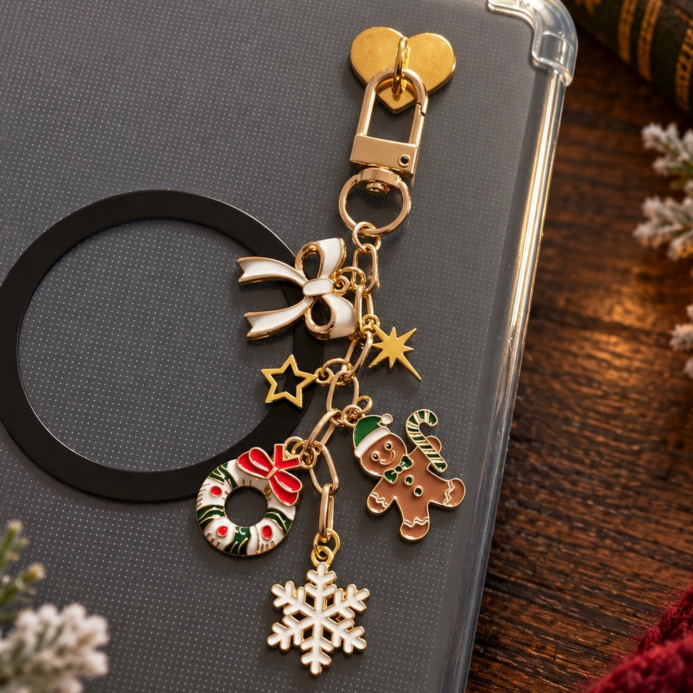     Weihnachtliche goldfarbene E-Reader-Charmkette mit Emaille-Anhängern: Schleife, Stern, Lebkuchenmann, Kranz und Schneeflocke