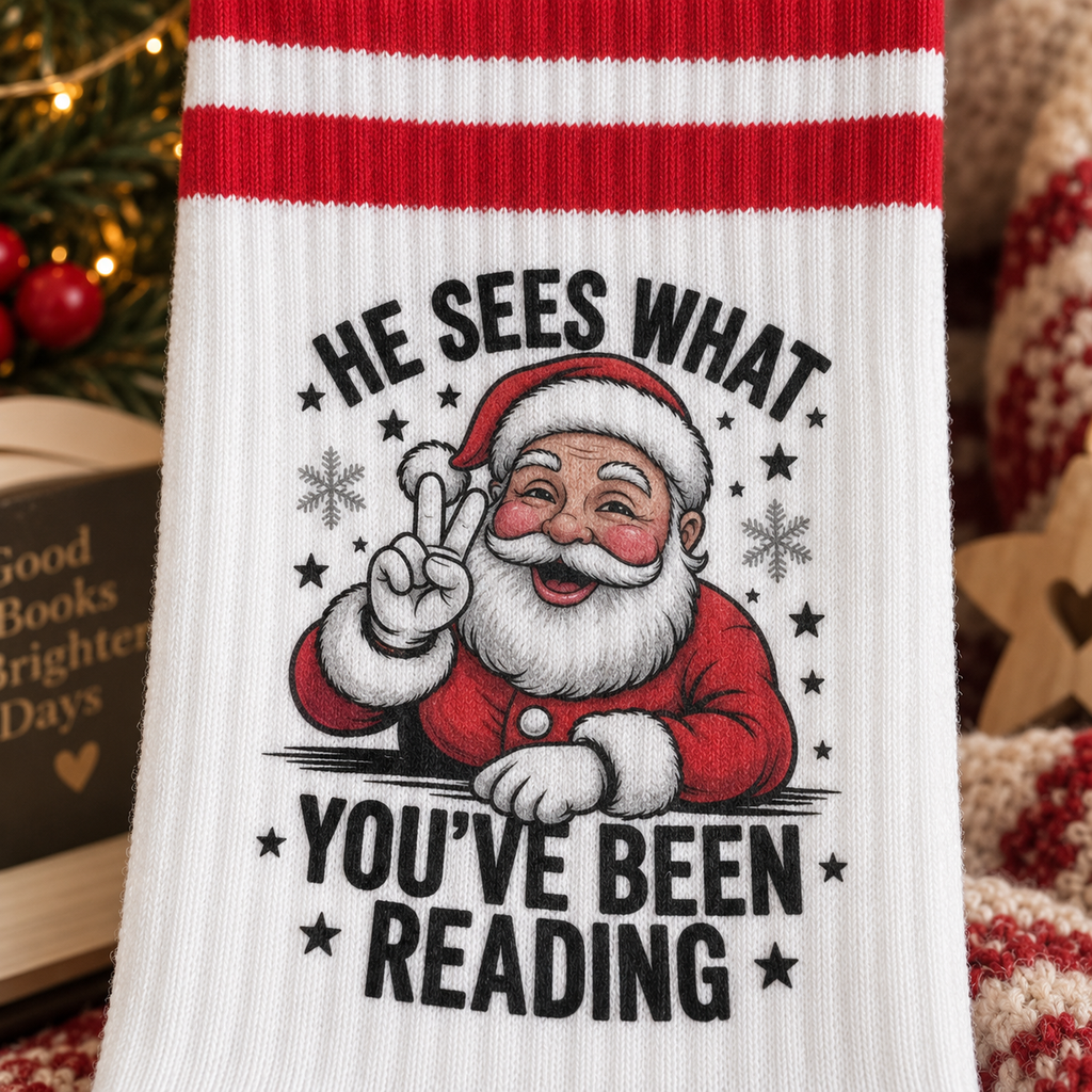 Bookish Weihnachtssocken – „He Sees What You’ve Been Reading“