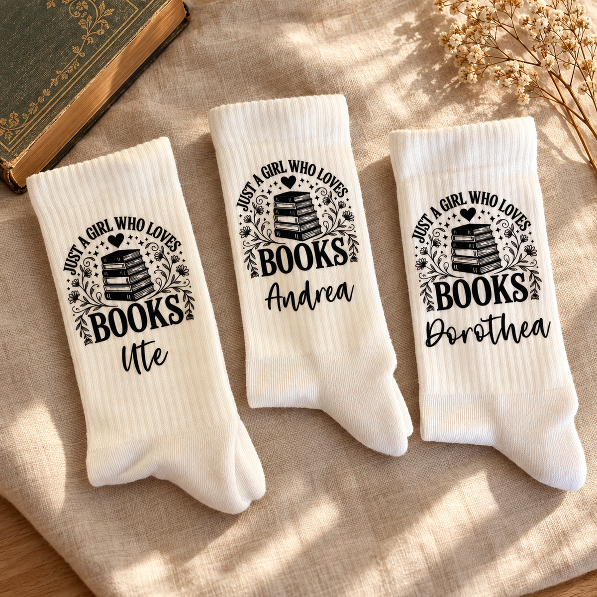Just a Girl Who Loves Books Socken – Personalisierbar