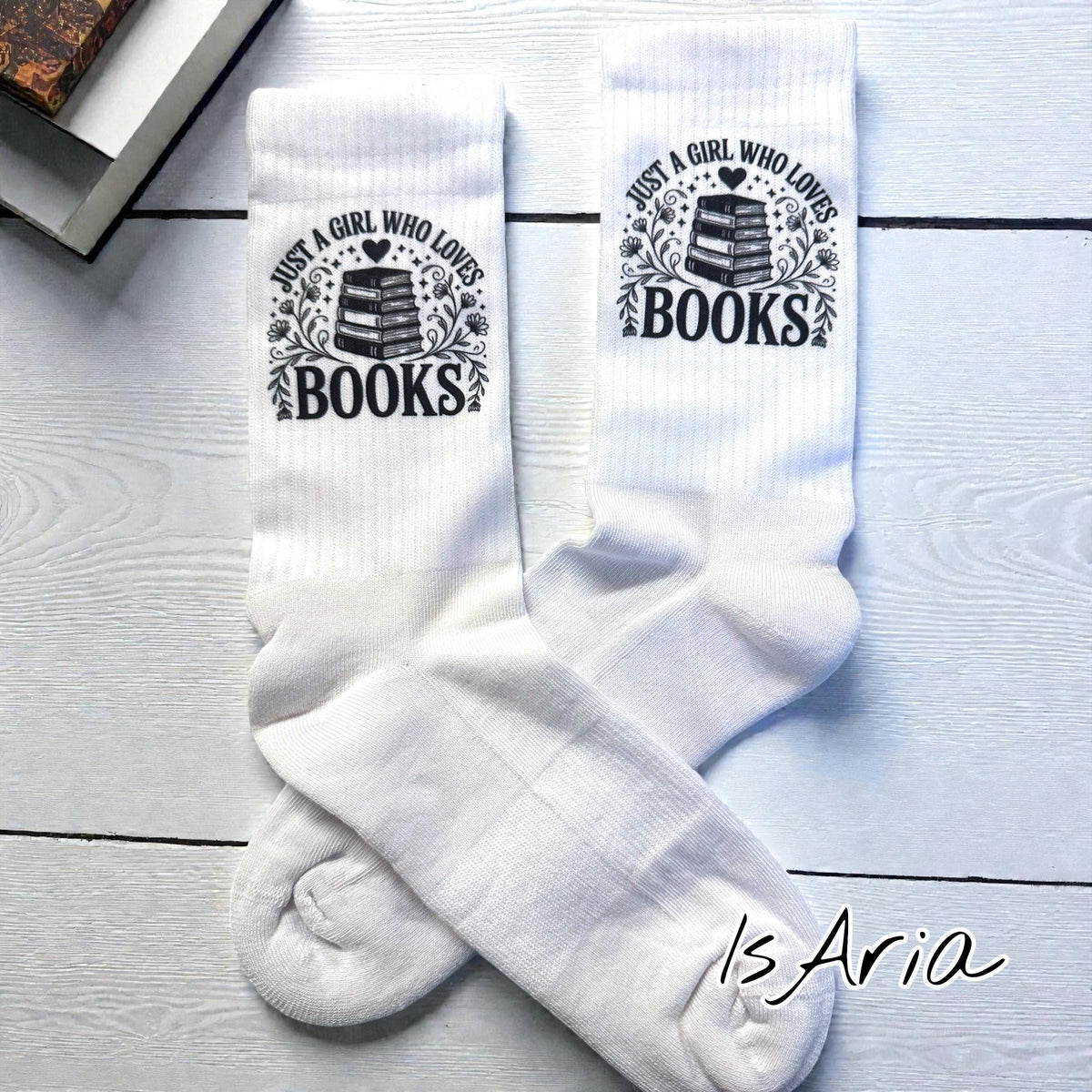 Just a Girl Who Loves Books Socken – Personalisierbar – Produktfoto 4