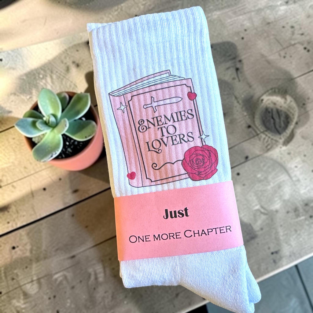 Enemies to Lovers Socken – Book-Trope Statement – Produktfoto 3