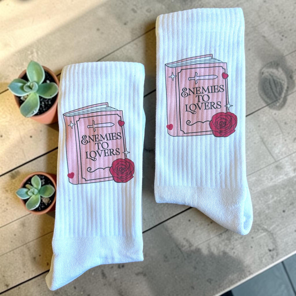 Enemies to Lovers Socken – Book-Trope Statement – Produktfoto 4