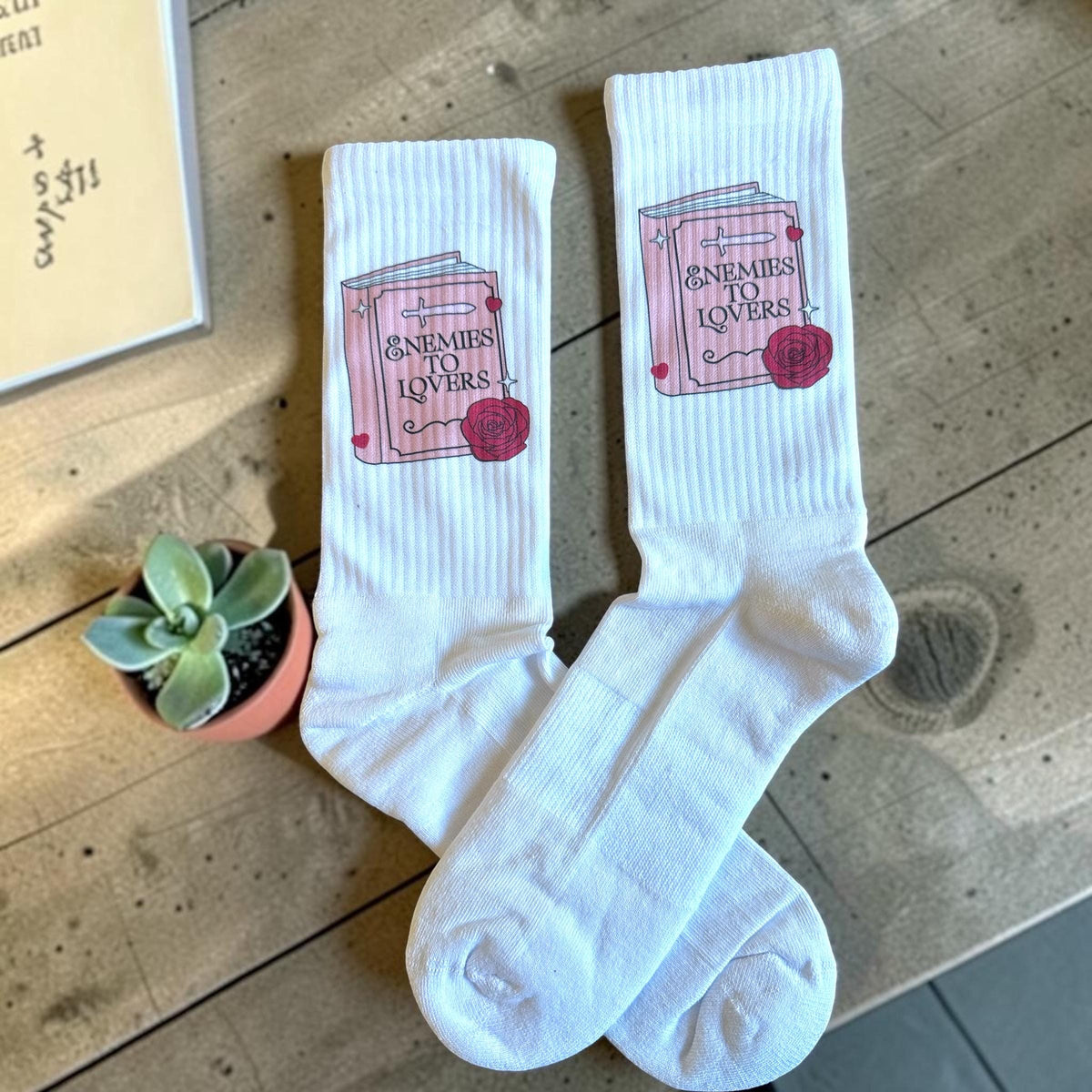 Enemies to Lovers Socken – Book-Trope Statement – Produktfoto 5