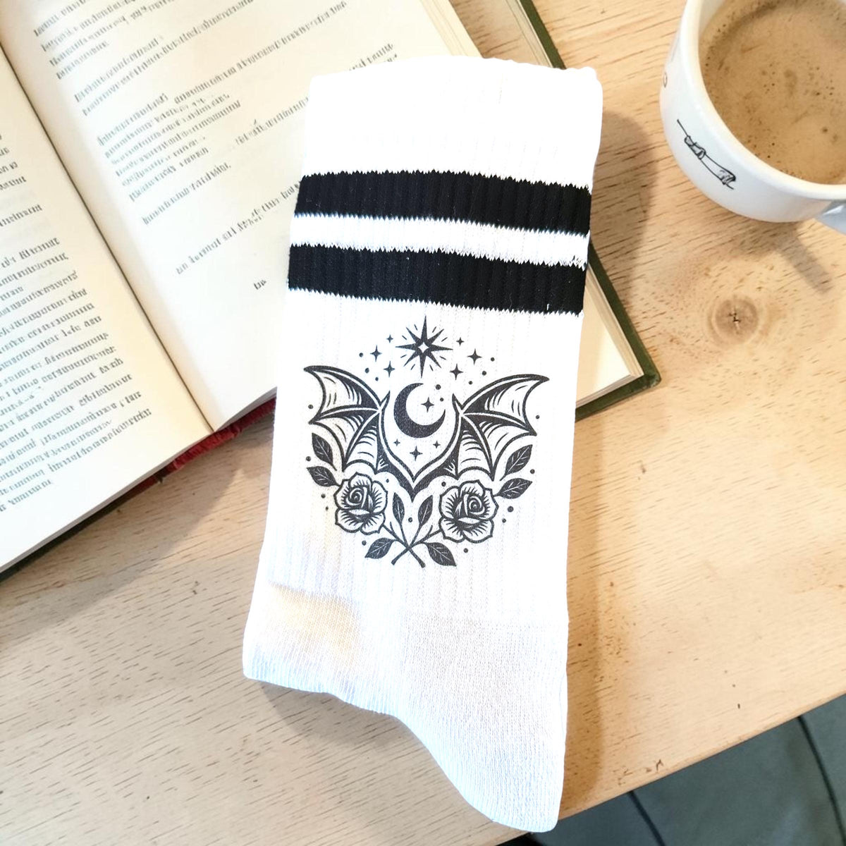 Schattenengel Socken – Fantasy Wings für Romantasy-Fans – Produktansicht