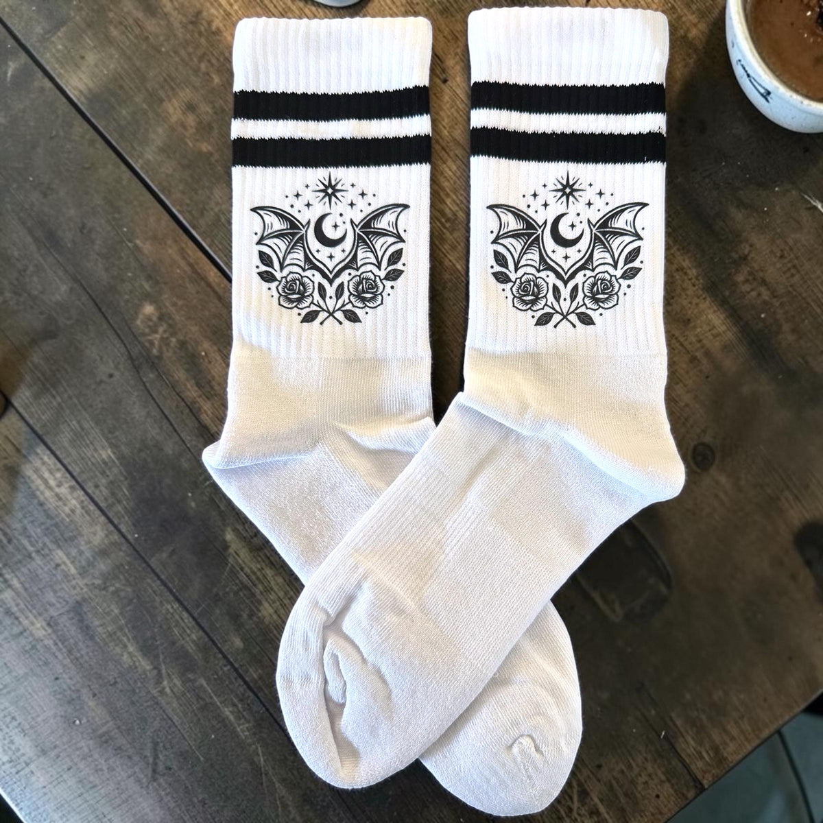 Schattenengel Socken – Fantasy Wings für Romantasy-Fans – Produktfoto 5
