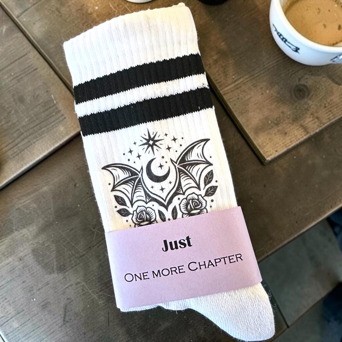 Schattenengel Socken – Fantasy Wings für Romantasy-Fans – Produktfoto 2