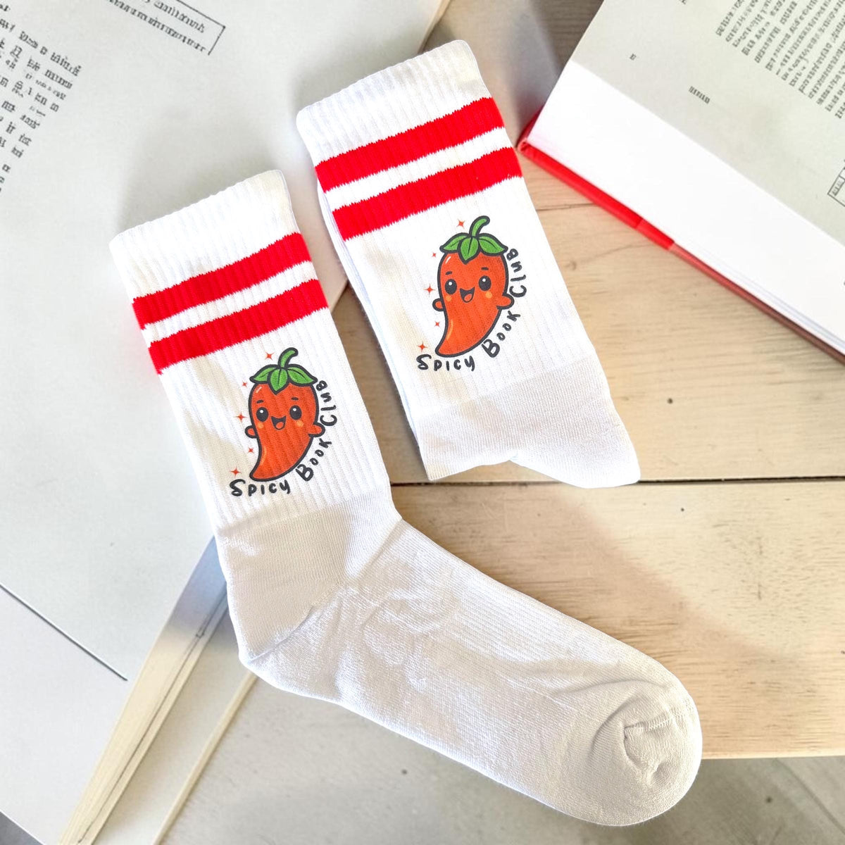 Spicy Book Club Socken mit Chili-Motiv für Romance- und Romantasy-Fans
