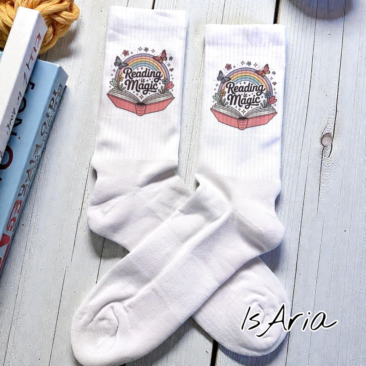 Reading Is Magic Socken – Personalisierbar – Produktfoto 3