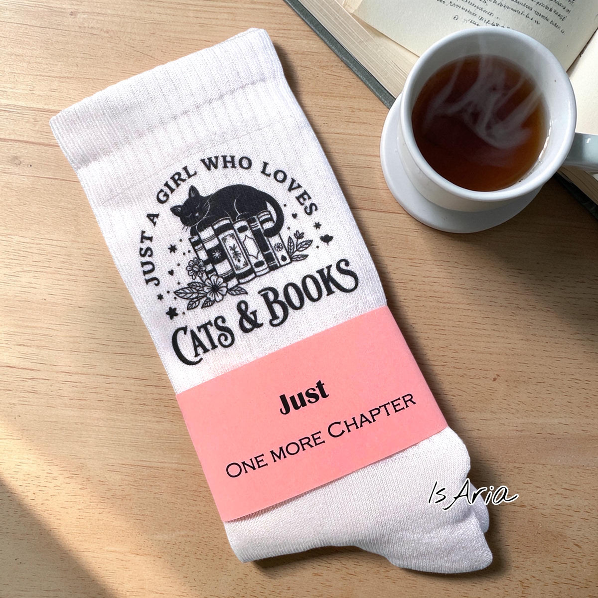 Just a Girl Who Loves Cats and Books Socken – Personalisierbar – Produktfoto 4
