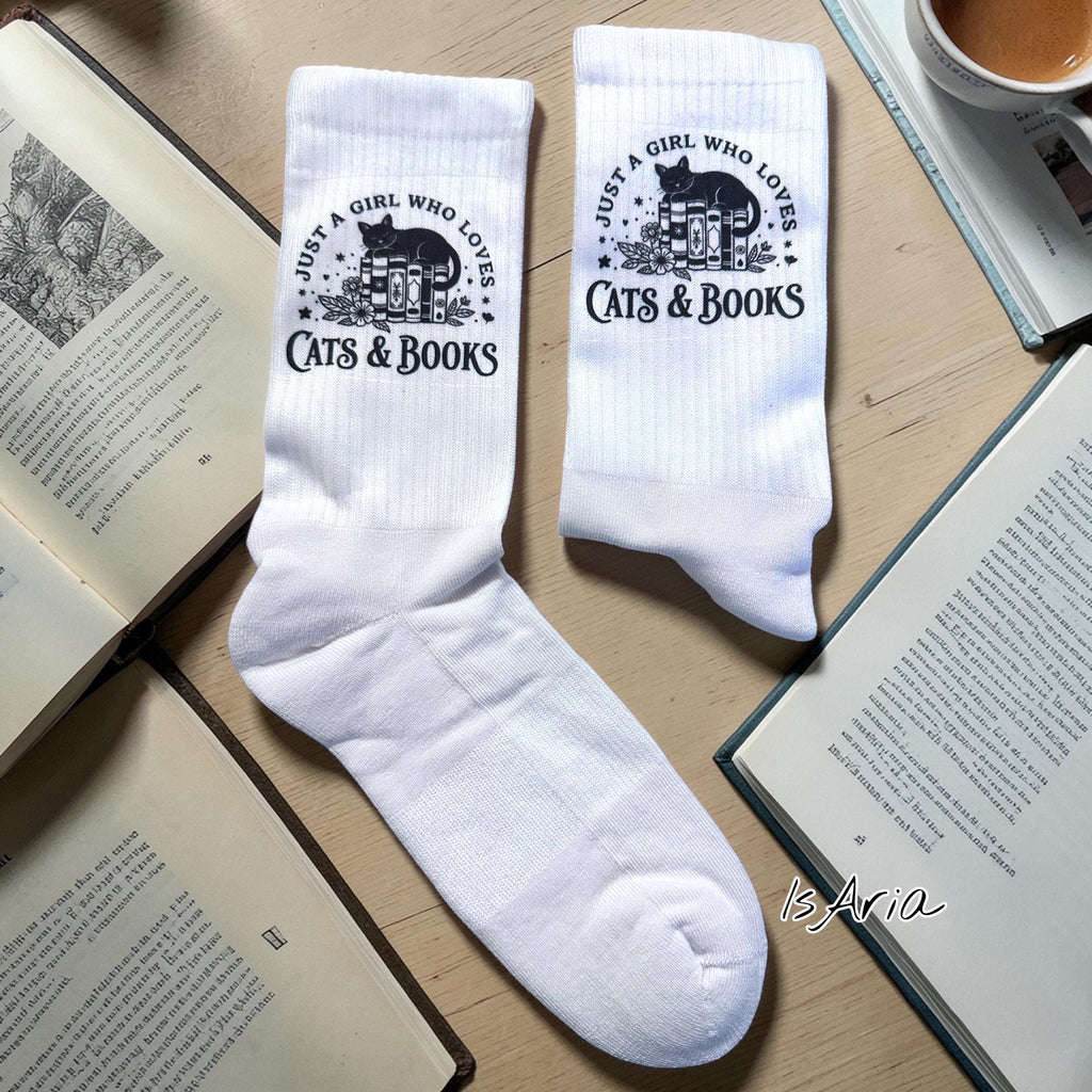 Just a Girl Who Loves Cats and Books Socken – Personalisierbar – Produktfoto 5