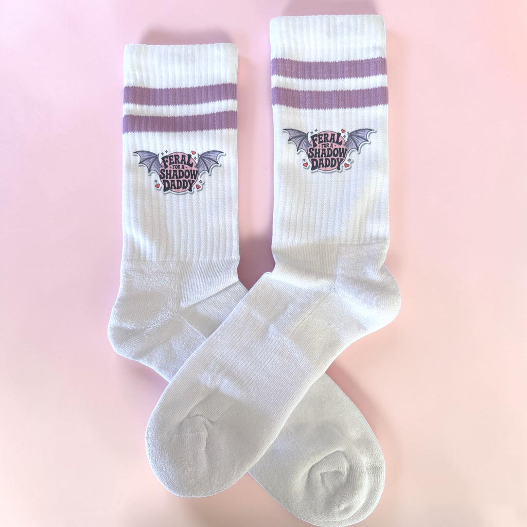Feral for a Shadow Daddy Socken – Romantasy Statement – Produktfoto 4