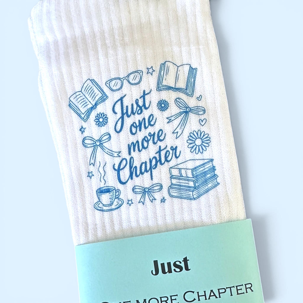 Just One More Chapter Socken – Für lange Lesenächte – Produktfoto 2