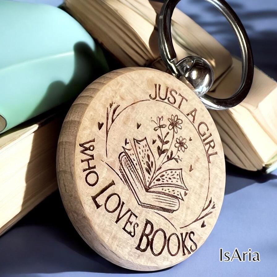 Just a Girl Who Loves Books – Holzschlüsselanhänger – Produktfoto 5