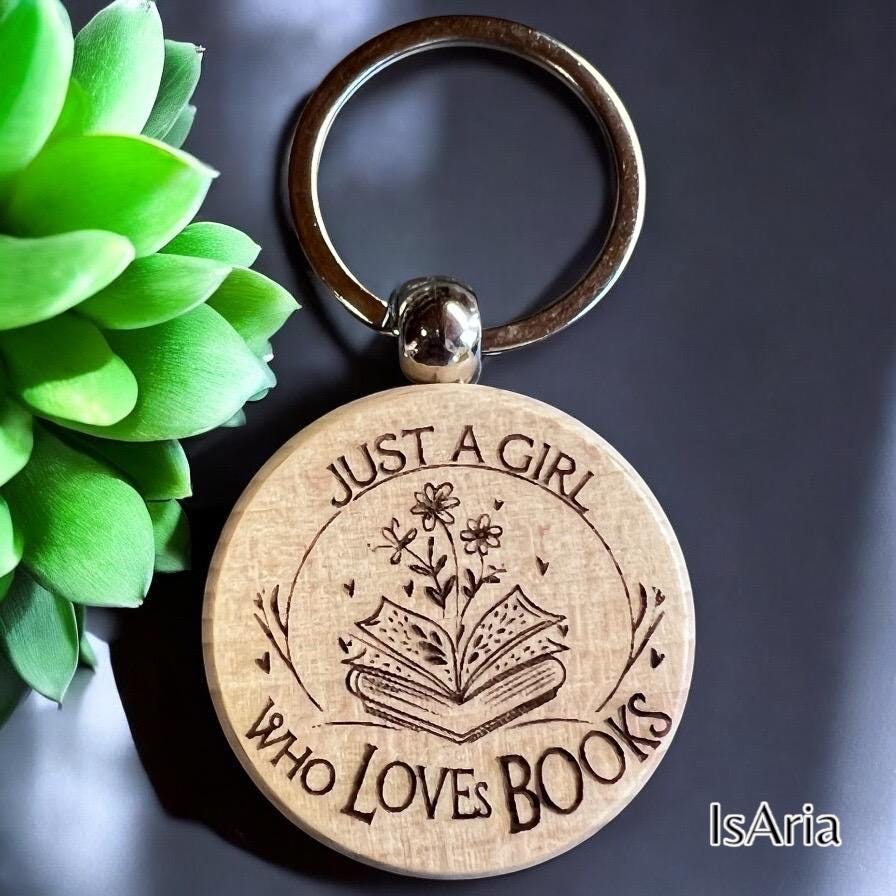 Just a Girl Who Loves Books – Holzschlüsselanhänger – Vorder- und Detailansicht