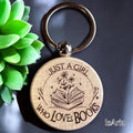 Just a Girl Who Loves Books – Holzschlüsselanhänger – Vorder- und Detailansicht