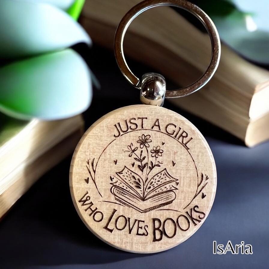 Just a Girl Who Loves Books – Holzschlüsselanhänger – Produktfoto 8