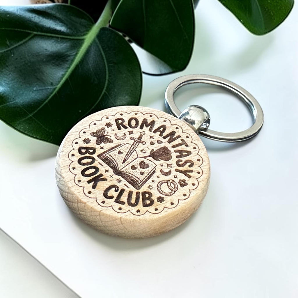 Romantasy Book Club – Holzschlüsselanhänger – Produktfoto 4