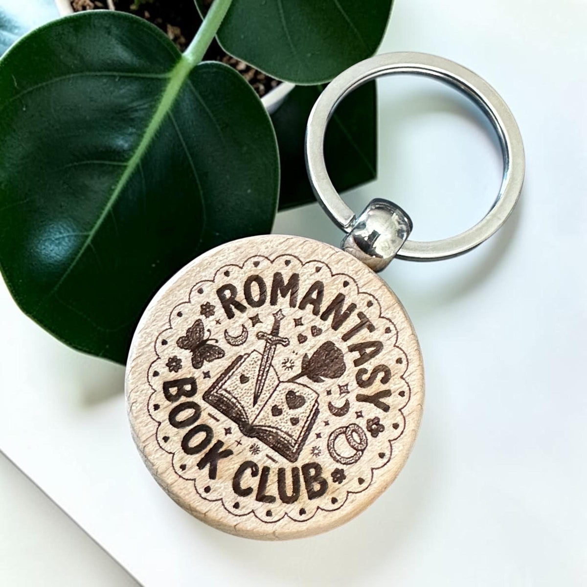 Romantasy Book Club – Holzschlüsselanhänger – Personalisierung und Rückseite