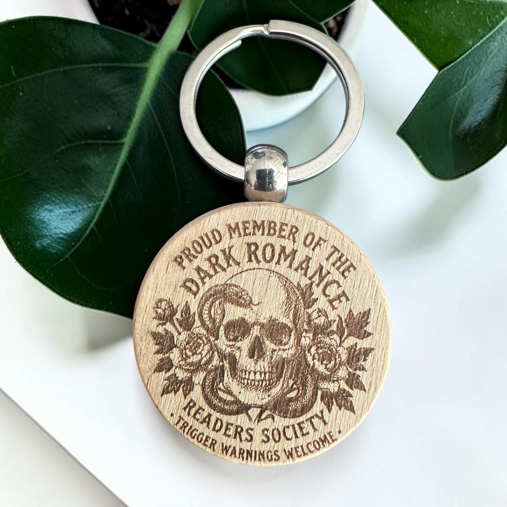 Dark Romance Readers Society – Holzschlüsselanhänger – Produktfoto 4