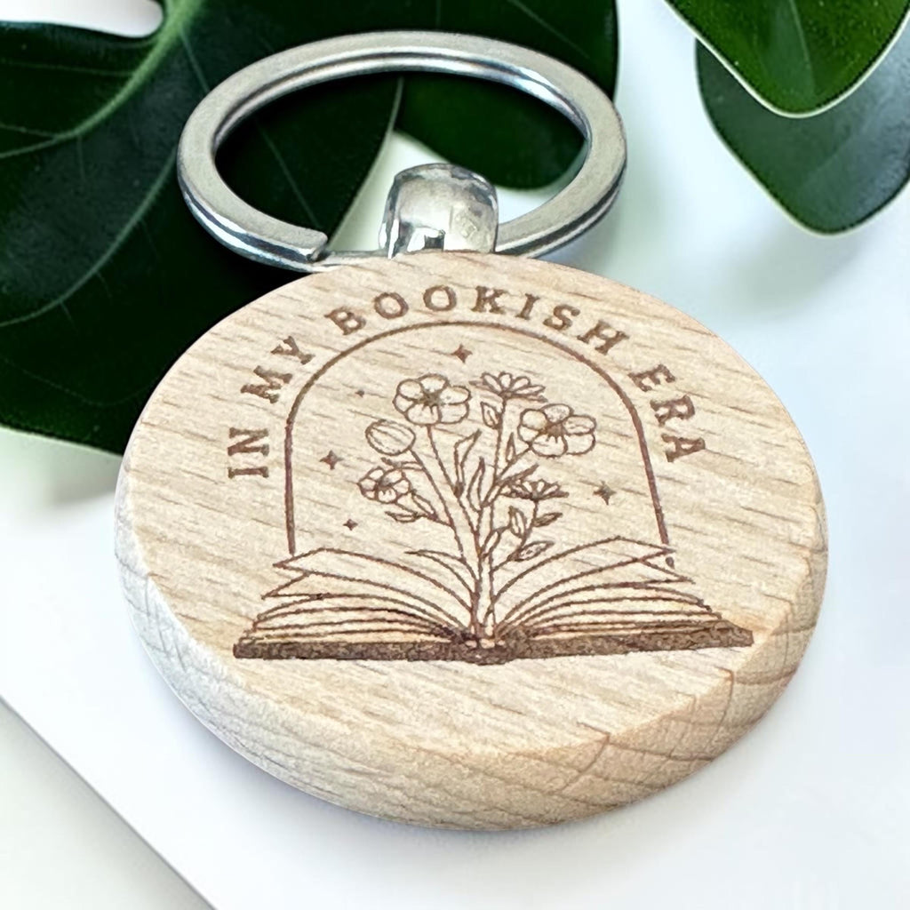 In My Bookish Era – Holzschlüsselanhänger – Personalisierung und Rückseite