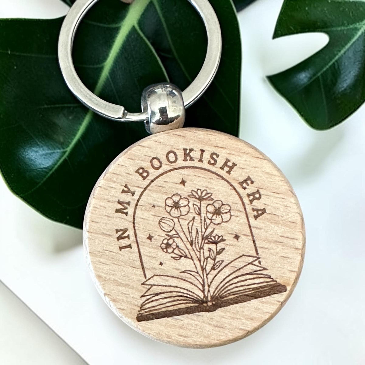 In My Bookish Era – Holzschlüsselanhänger – Vorder- und Detailansicht