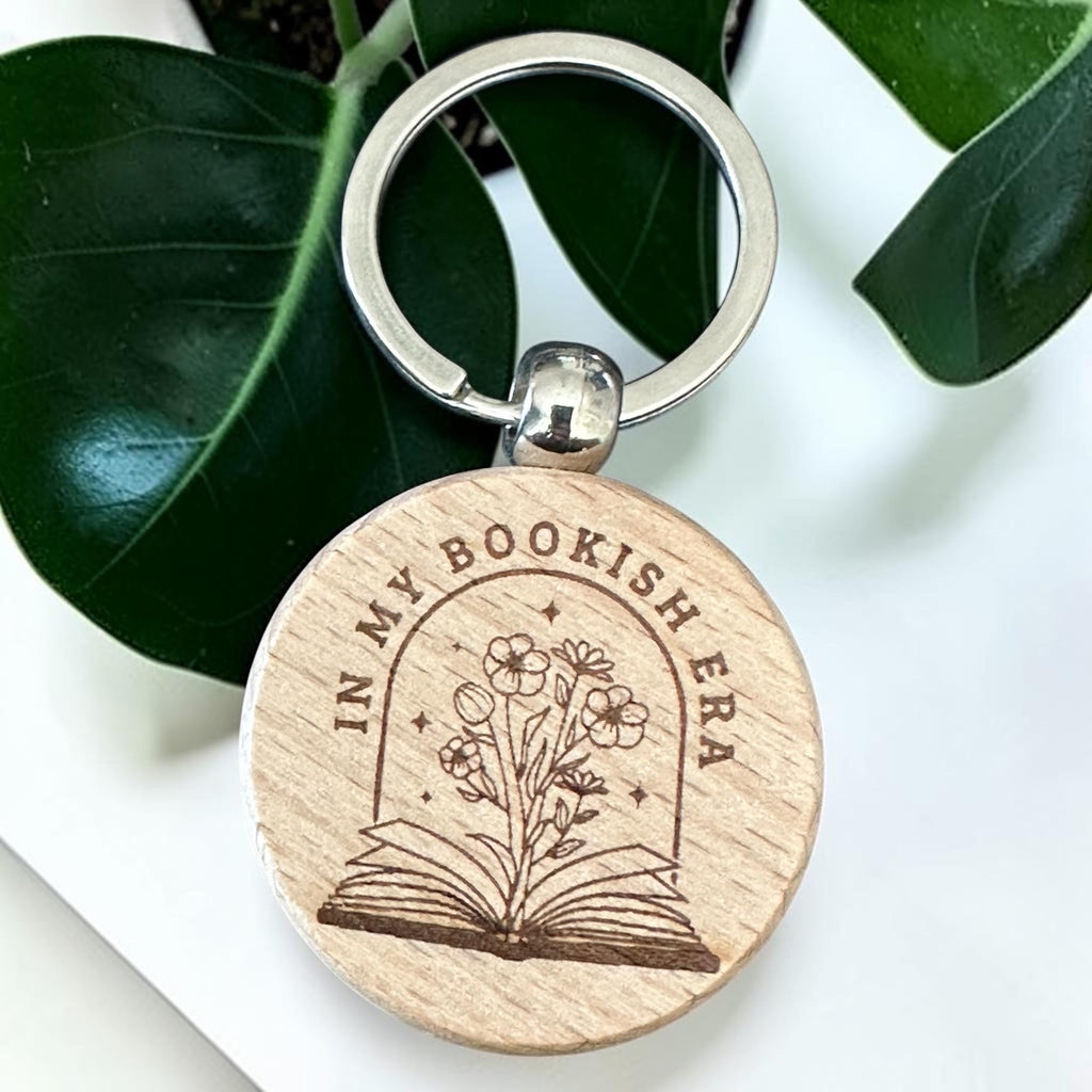 In My Bookish Era – Holzschlüsselanhänger – Produktfoto 5