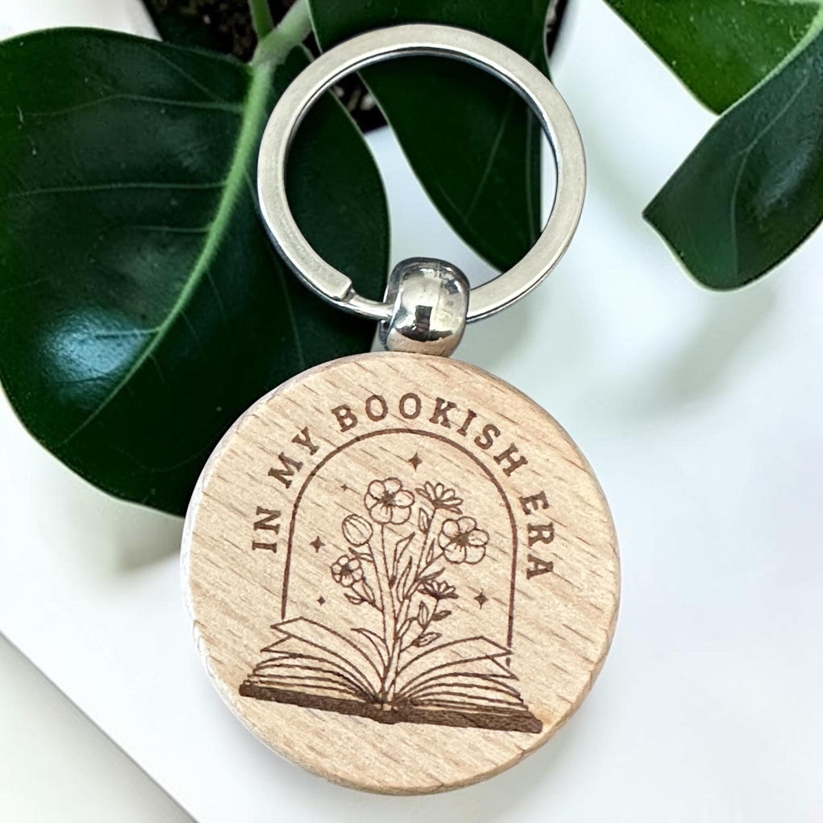 In My Bookish Era – Holzschlüsselanhänger – Produktfoto 5