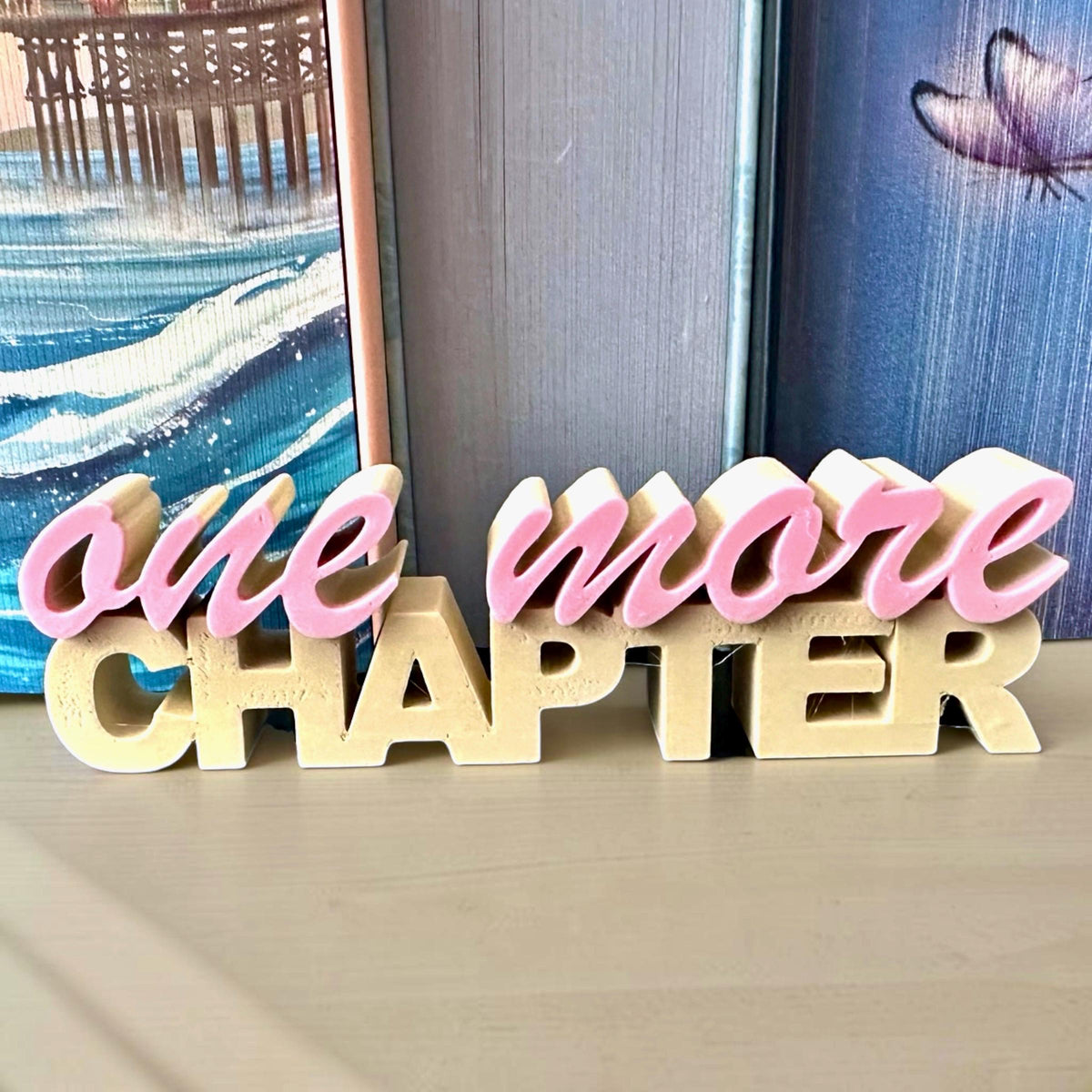 One More Chapter Regaldeko aus PLA – Farbe Beige-weiß