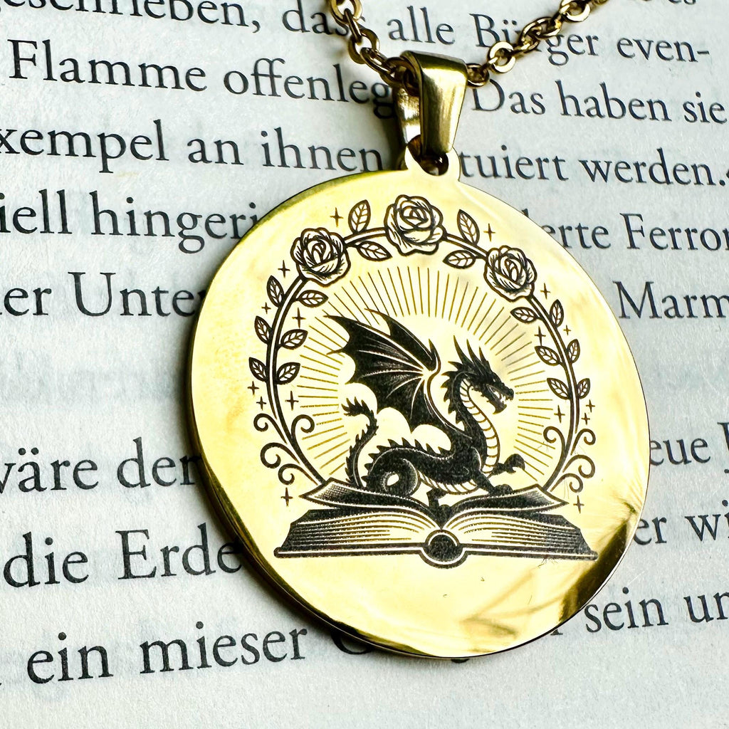 Drachen-&-Buch-Halskette aus Edelstahl – personalisierbar – gravierter Edelstahl-Anhänger