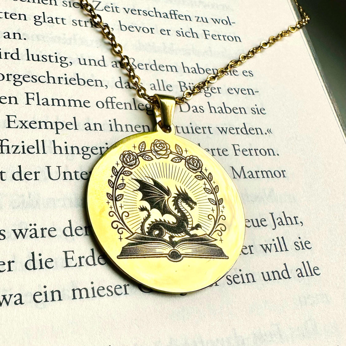 Drachen-&-Buch-Halskette aus Edelstahl – personalisierbar – Produktfoto 6