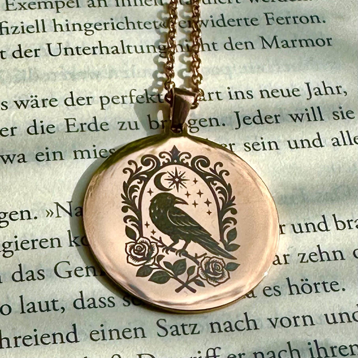 Raben-Halskette aus Edelstahl – Dark Academia, personalisierbar – gravierter Edelstahl-Anhänger