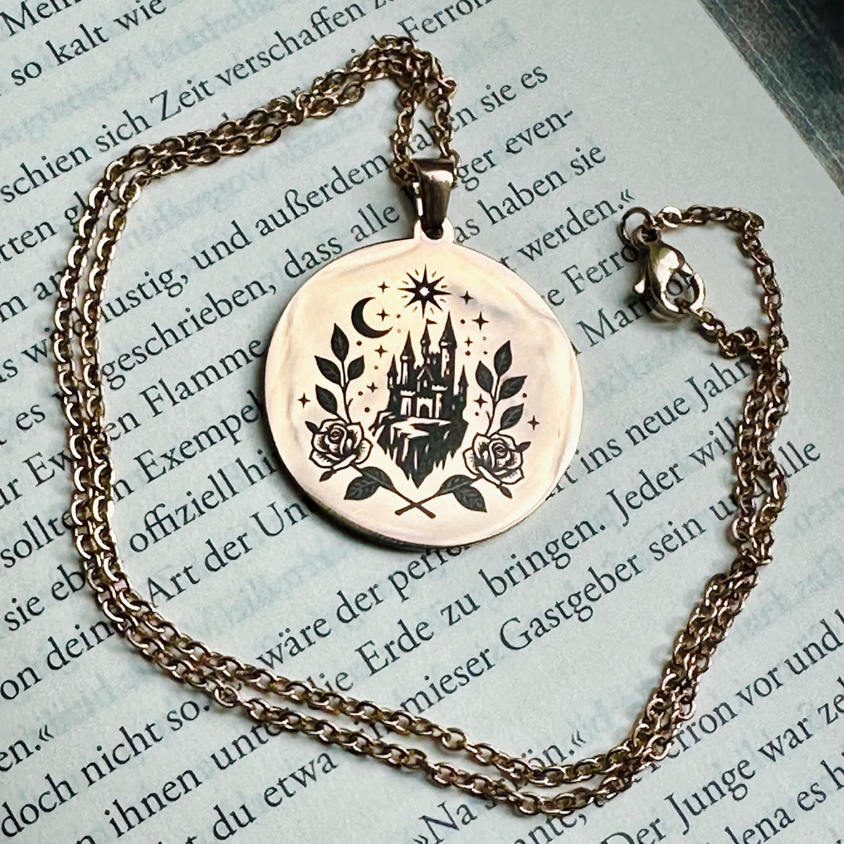 Märchenschloss-Halskette aus Edelstahl – personalisierbar – Rückseite und Personalisierung