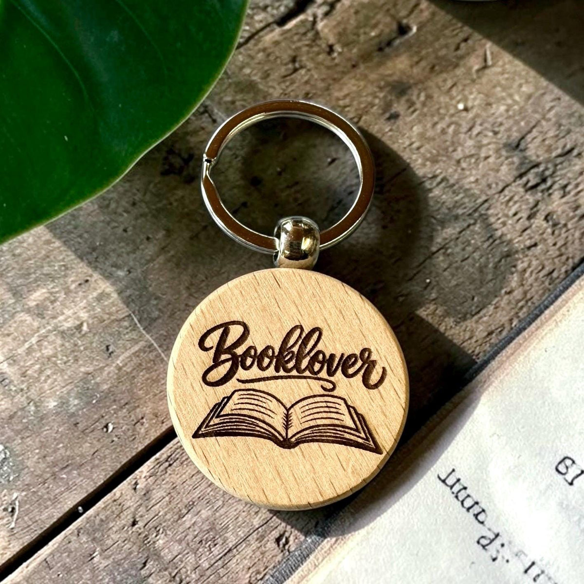 Booklover-Holzschlüsselanhänger – personalisierbar – Produktfoto 6