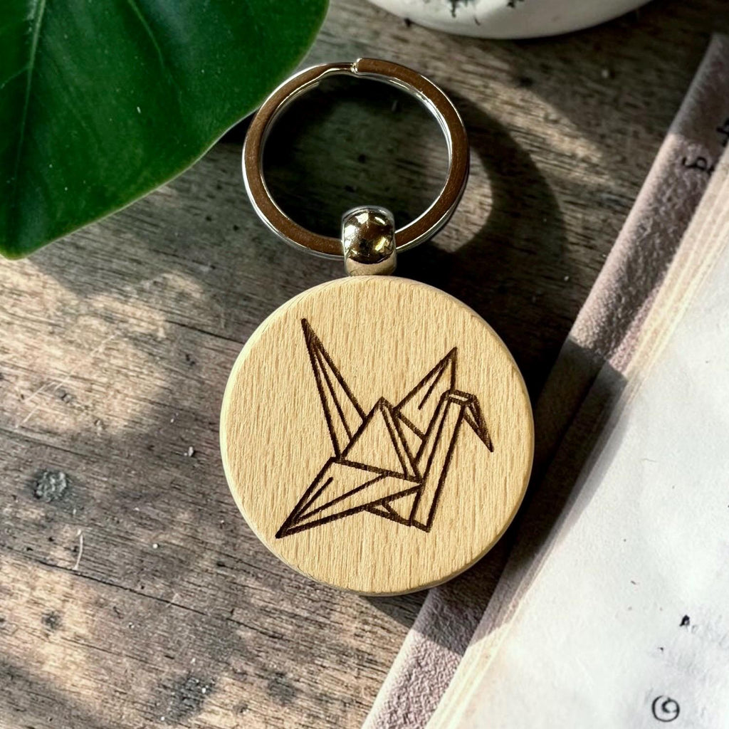 Origami-Kranich-Holzschlüsselanhänger – personalisierbar – Produktfoto 7