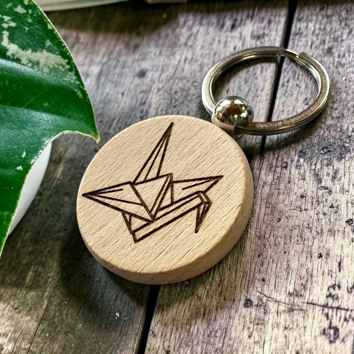 Origami-Kranich-Holzschlüsselanhänger – personalisierbar – Produktfoto 4