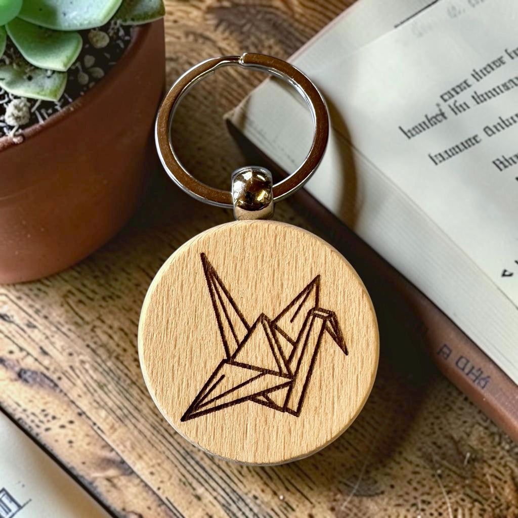Origami-Kranich-Holzschlüsselanhänger – personalisierbar – Produktfoto 5