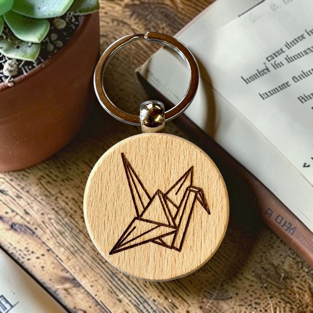 Origami-Kranich-Holzschlüsselanhänger – personalisierbar – Produktfoto 5