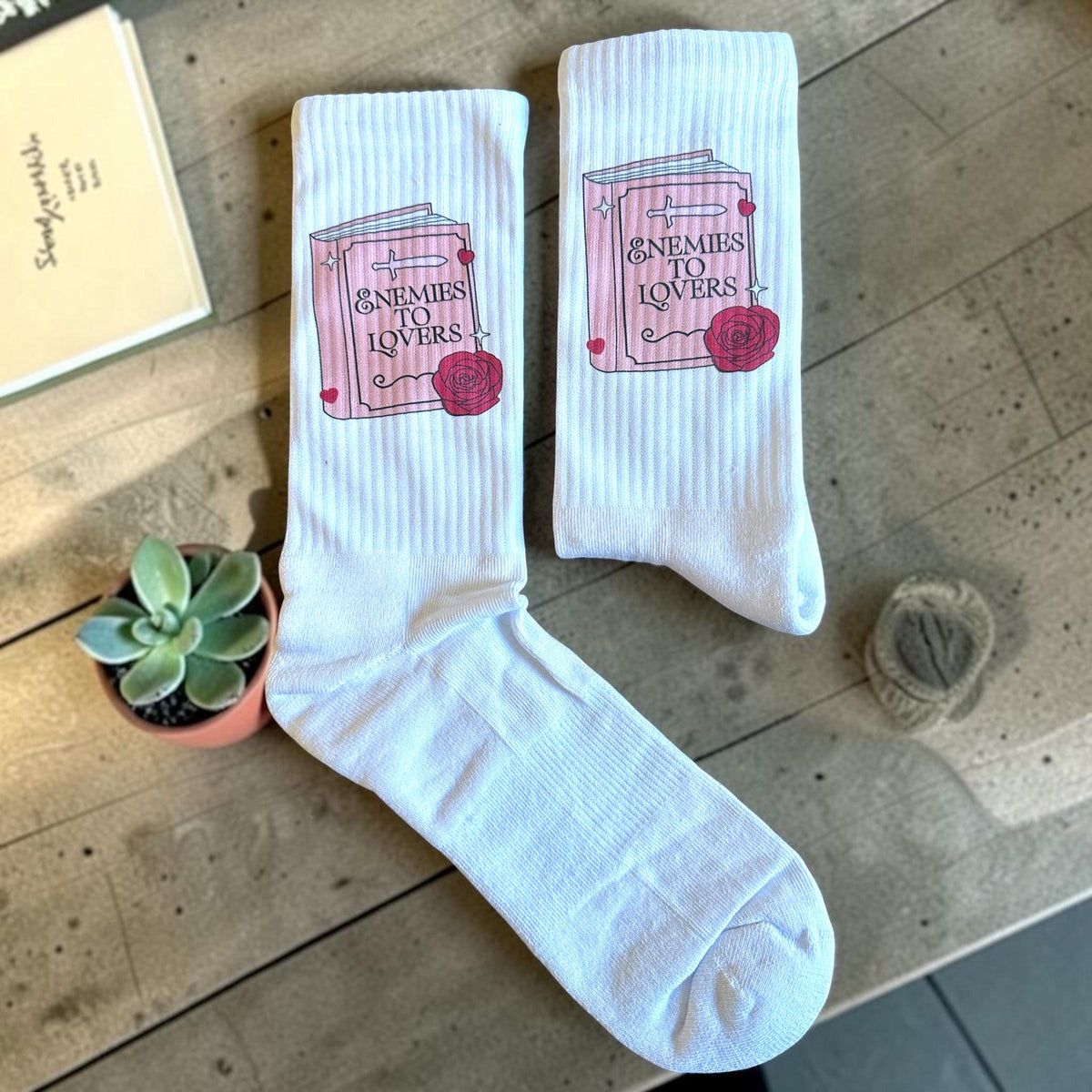 Enemies to Lovers Socken – Book-Trope Statement – Produktfoto 2