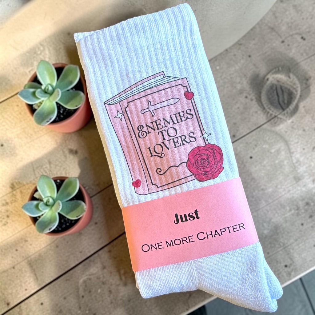 Enemies to Lovers Socken – Book-Trope Statement – Produktansicht