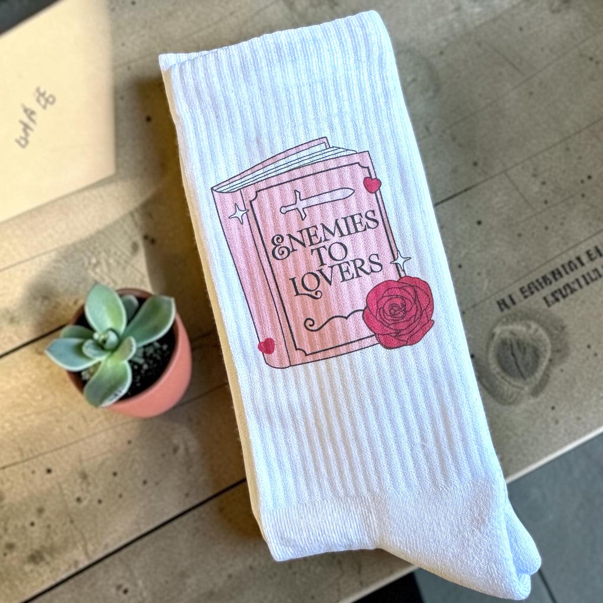 Enemies to Lovers Socken – Book-Trope Statement – Produktfoto 6