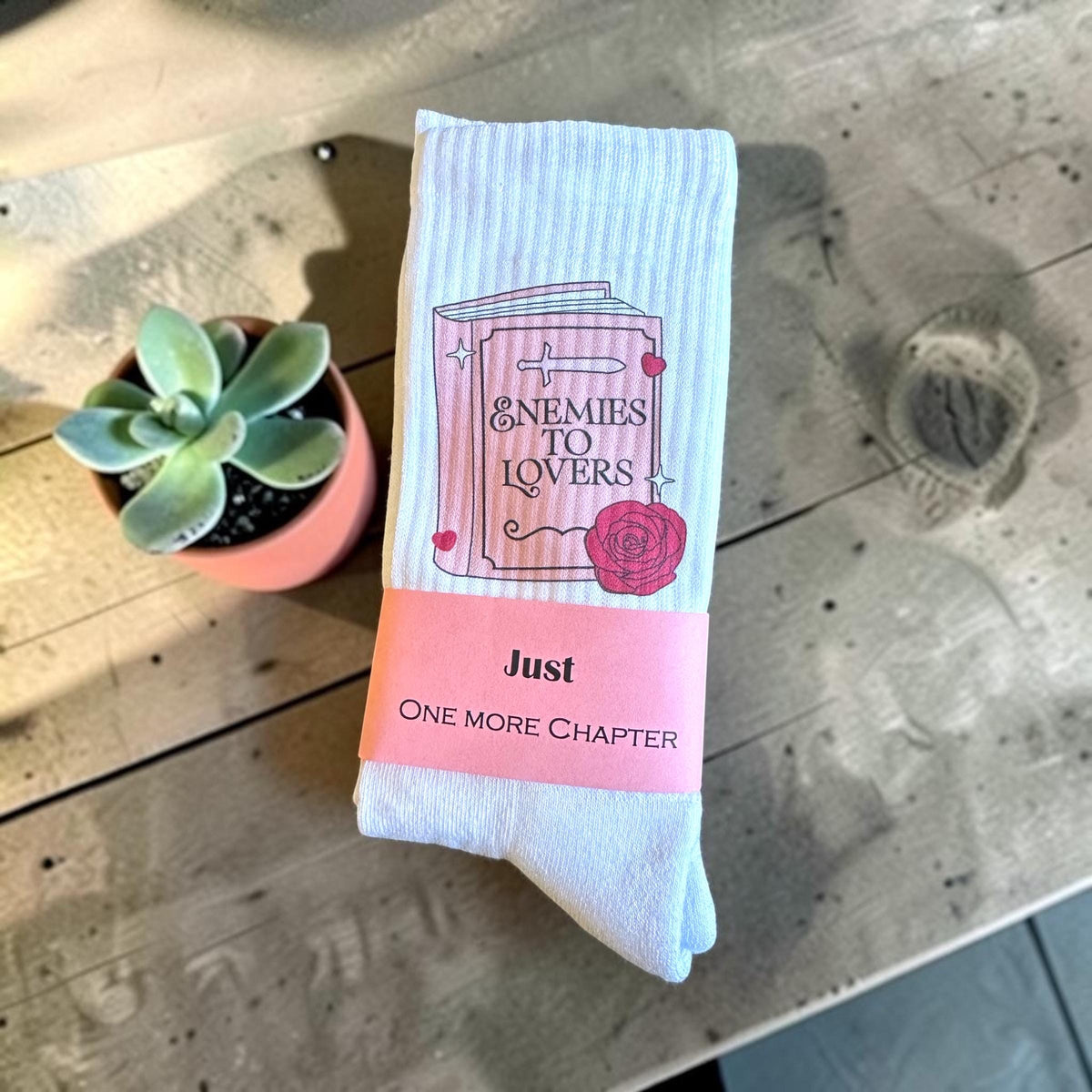 Enemies to Lovers Socken – Book-Trope Statement – Produktfoto 7