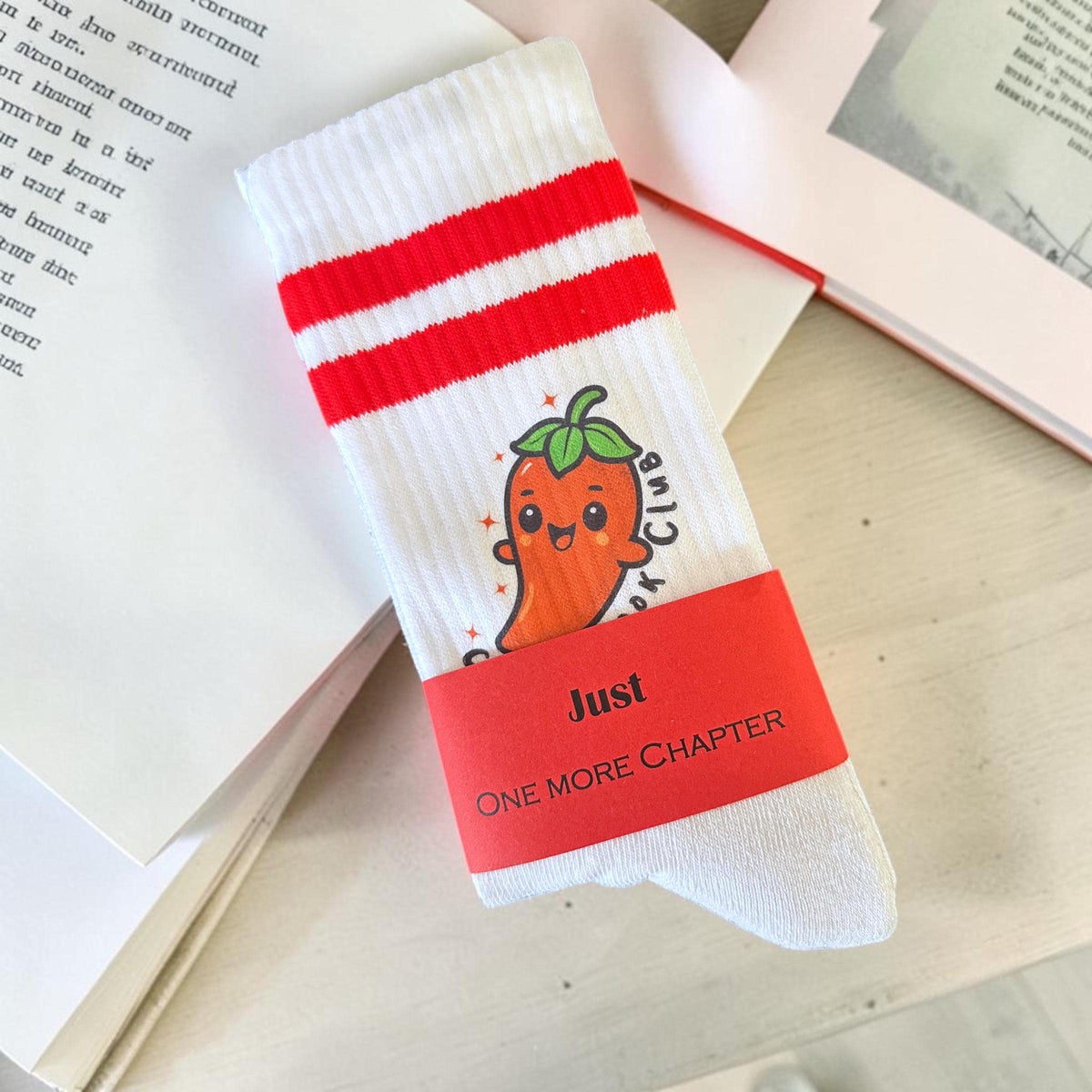 Spicy Book Club Socken mit Chili-Motiv für Romance- und Romantasy-Fans